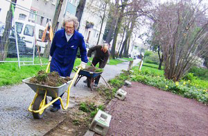 Kleiner Arbeitseinsatz - S&auml;uberung des Rand- streifens vor der Verlegung des Rollrasens. M&auml;rz&nbsp;2008