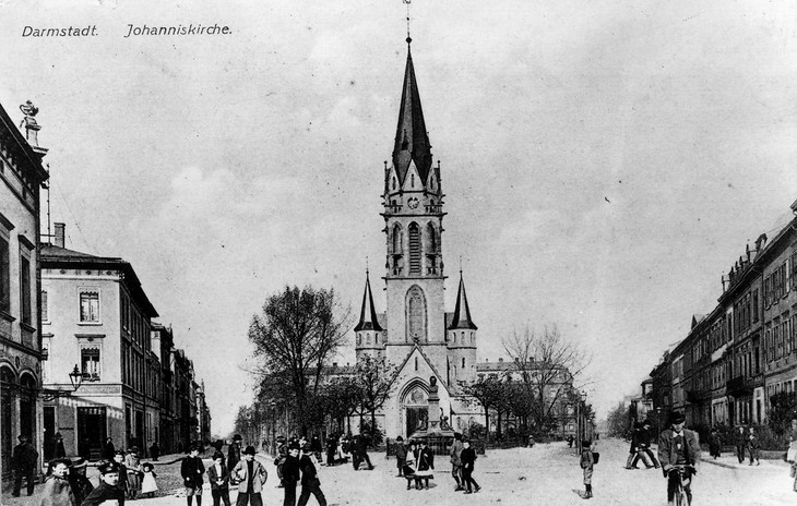 Reges Treiben vor dem Johannesplatz Ende des 19. Jahrhunderts