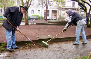 Kleiner Arbeitseinsatz - Säuberung des Rand- streifens vor der Verlegung des Rollrasens. März 2008