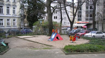 Der etwas zugewachsene Spielplatz in der Nord-Ost-Ecke des Kirchengrundst�cks.