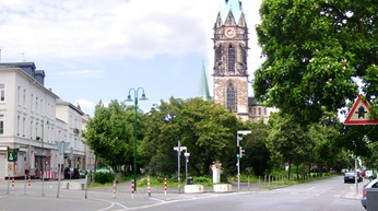 Der Johannesplatz mit davor liegendem Verkehrsprovi- sorium, wie er sich bis zum Fr�hjahr 2008 darstellte - Zugewachsen und als Platz kaum wahrnehmbar.